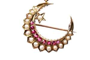 A Victorian garnet and seed pearl brooch/pendant in 15 carat yellow gold - 2