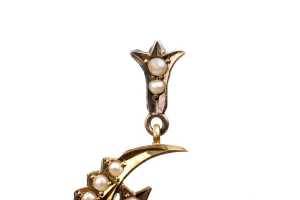 A Victorian garnet and seed pearl brooch/pendant in 15 carat yellow gold - 3