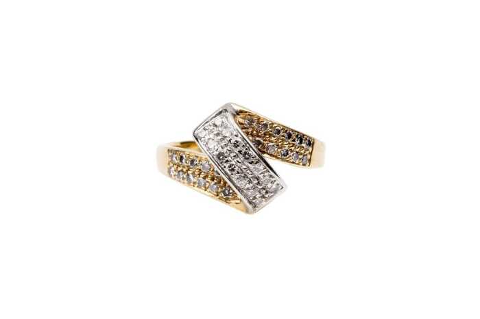 A diamond ring in 18 carat yellow gold
