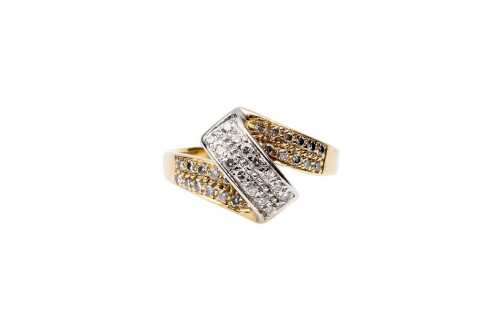 A diamond ring in 18 carat yellow gold
