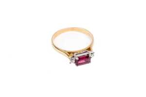 A red spinel and diamond ring in 18 carat yellow gold - 2