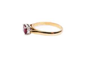 A red spinel and diamond ring in 18 carat yellow gold - 3