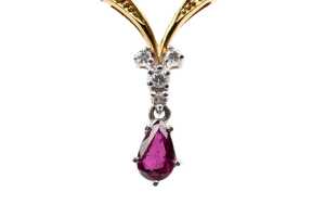 A ruby and diamond necklace in 18 carat yellow gold - 4