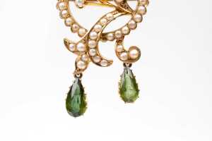 An antique peridot and seed pearl brooch/ pendant in 15 carat yellow gold - 2