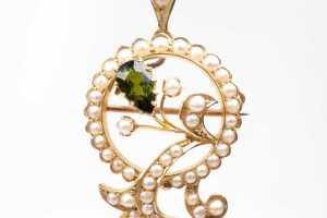 An antique peridot and seed pearl brooch/ pendant in 15 carat yellow gold - 3