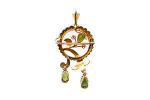 An antique peridot and seed pearl brooch/ pendant in 15 carat yellow gold - 4