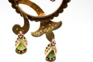 An antique peridot and seed pearl brooch/ pendant in 15 carat yellow gold - 5