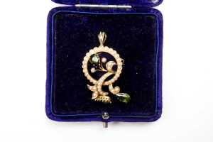 An antique peridot and seed pearl brooch/ pendant in 15 carat yellow gold - 6