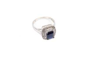 A sapphire and diamond ring in 14 carat white gold - 2