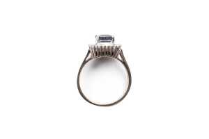 A sapphire and diamond ring in 14 carat white gold - 4
