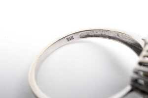A sapphire and diamond ring in 14 carat white gold - 5