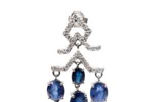 A pair of sapphire and diamond earrings in 14 carat white gold - 2