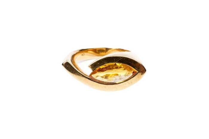 A yellow sapphire ring in 18 carat yellow gold