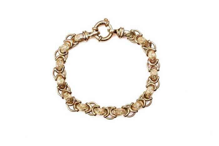 A bracelet in 9 carat yellow gold