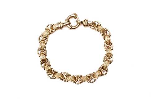 A bracelet in 9 carat yellow gold