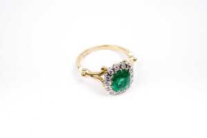A Colombian emerald and diamond ring in 18 carat yellow gold - 2