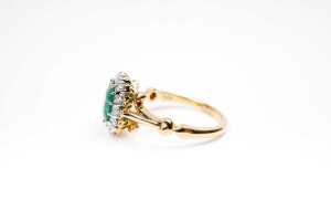 A Colombian emerald and diamond ring in 18 carat yellow gold - 3