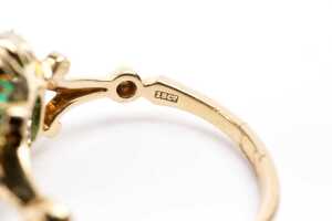 A Colombian emerald and diamond ring in 18 carat yellow gold - 5