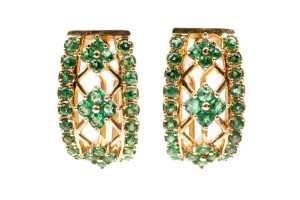 A pair of emerald earrings in 14 carat yellow gold