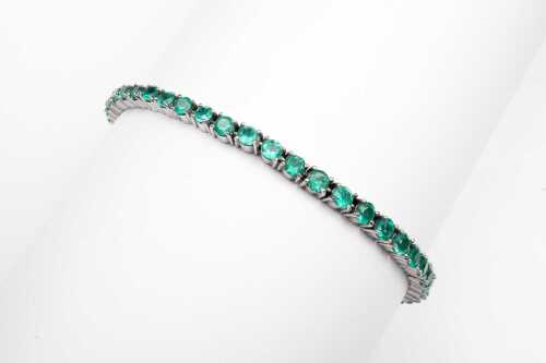 An emerald bracelet in 14 carat white gold