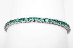 An emerald bracelet in 14 carat white gold - 2