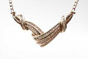 A diamond necklace in 9 carat yellow gold - 2