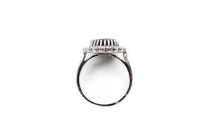 A sapphire and diamond ring in 14 carat white gold - 4