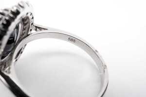 A sapphire and diamond ring in 14 carat white gold - 5
