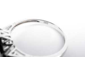 A treated blue and white diamond ring in 14 carat white gold - 5