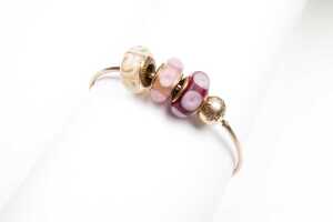 A Pandora bangle with three Murano glass charms in 14 carat yellow gold - 2