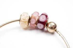 A Pandora bangle with three Murano glass charms in 14 carat yellow gold - 3