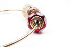 A Pandora bangle with three Murano glass charms in 14 carat yellow gold - 4
