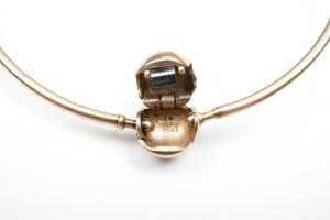 A Pandora bangle with three Murano glass charms in 14 carat yellow gold - 5