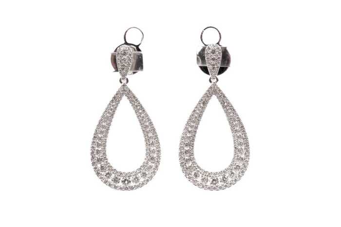 A pair of diamond earrings in 14 carat white gold