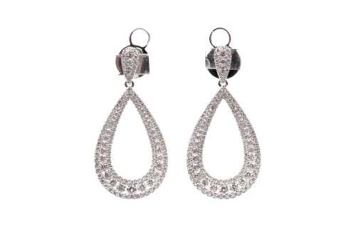 A pair of diamond earrings in 14 carat white gold