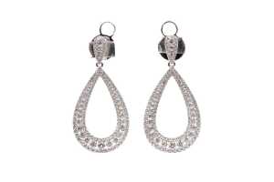 A pair of diamond earrings in 14 carat white gold