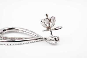 A pair of diamond earrings in 14 carat white gold - 4