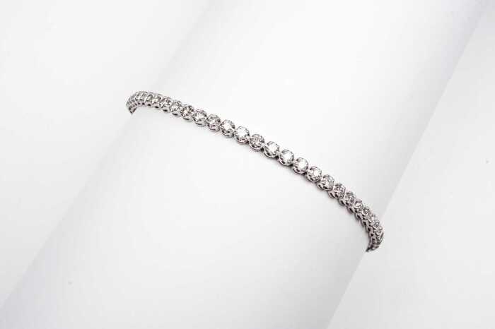 A diamond tennis bracelet in 14 carat white gold
