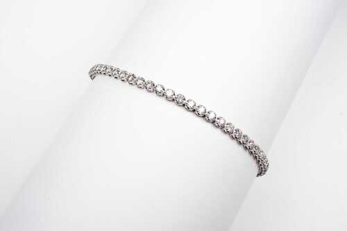 A diamond tennis bracelet in 14 carat white gold