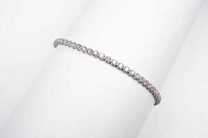 A diamond tennis bracelet in 14 carat white gold