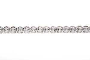 A diamond tennis bracelet in 14 carat white gold - 3