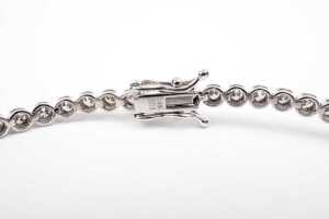 A diamond tennis bracelet in 14 carat white gold - 4