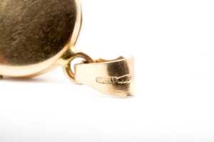 A round patterned locket in 18 carat yellow gold - 4