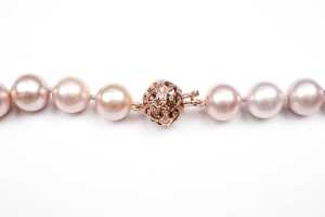 A strand of pink freshwater pearls to a 14 carat rose gold diamond clasp - 2