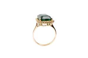 An emerald and diamond ring in 18 carat yellow gold - 2