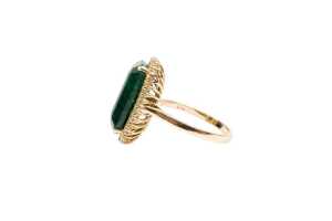 An emerald and diamond ring in 18 carat yellow gold - 3