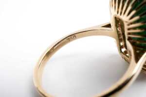 An emerald and diamond ring in 18 carat yellow gold - 5