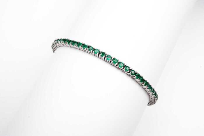 An emerald bracelet in 14 carat white gold