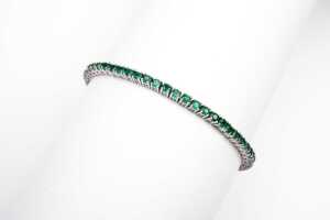 An emerald bracelet in 14 carat white gold