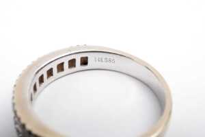A diamond ring in 14 carat white gold - 5
